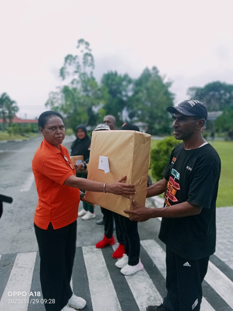 Pemberian Door Price Oleh Plt. Kaban Kesbangpol dalam Kegiatan Jalan Sehat HUT KORPRI Ke 54